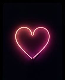 The wallpaper “Neon Heart” as a watch face: the glowing heart sits in the center.